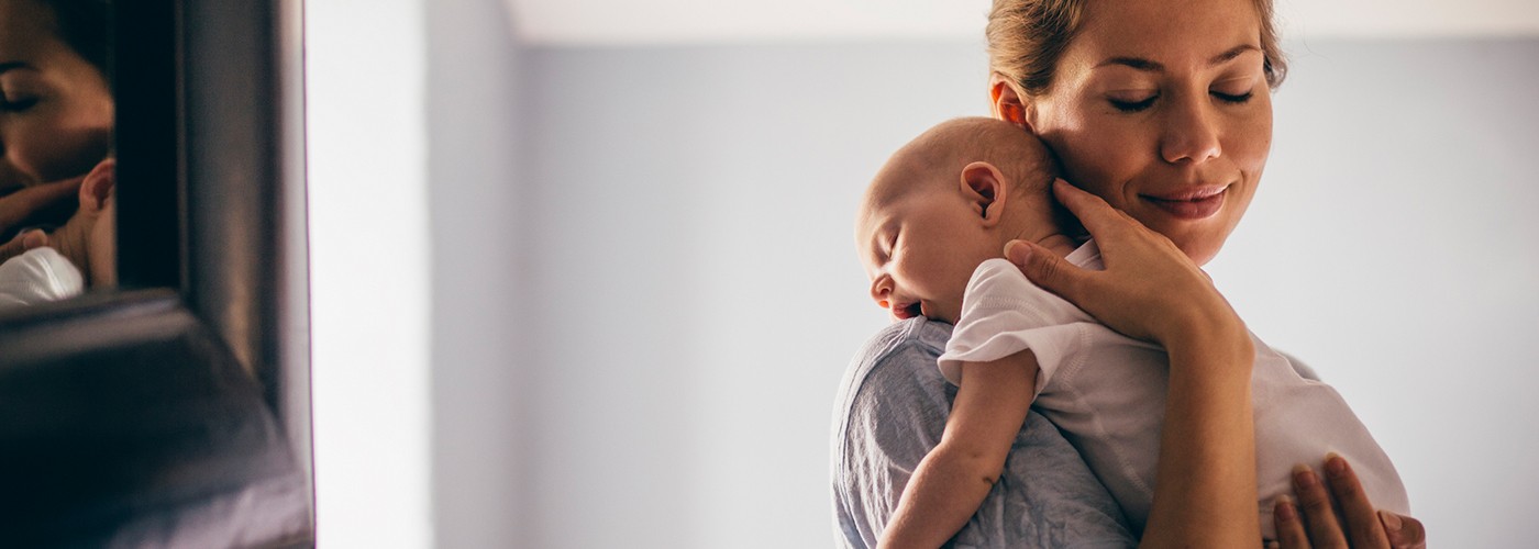 Mère avec bébé dans les bras